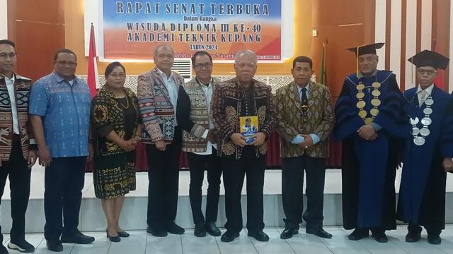 Esthon-pose-dengan-Menteri-PUPR.jpg