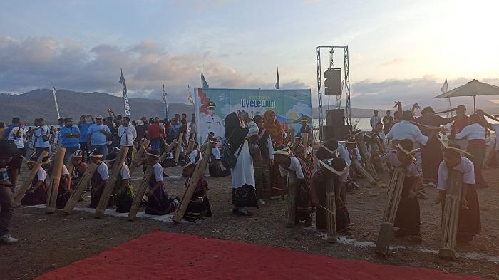 Festival-Uyelewun-menampilkan-sebanyak-seribu-pemain-Tatong-di-desa-Balauring.jpg