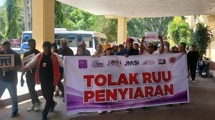 Forum Jurnalis Gelar Aksi Tolak RUU Penyiaran di Gedung DPRD NTT
