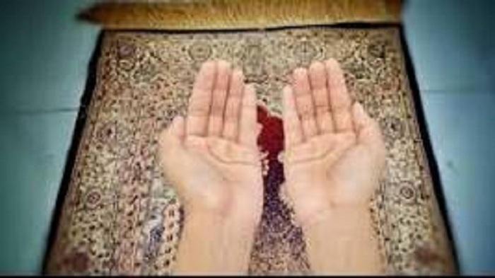 Foto-Membaca-Doa-Setelah-Sholat-Istokharah.jpg
