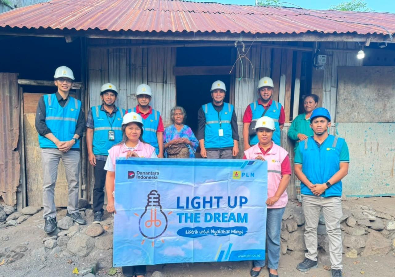 Oma Paulina Akhirnya Rasakan Hangatnya Cahaya Listrik PLN di Usia 101 Tahun - Pos-kupang.com