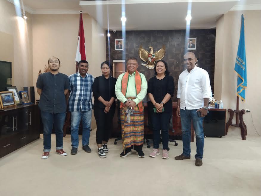 Foto-bersama-Penjabat-Wali-Kota-Kupang-Fahrensy-Funay.jpg