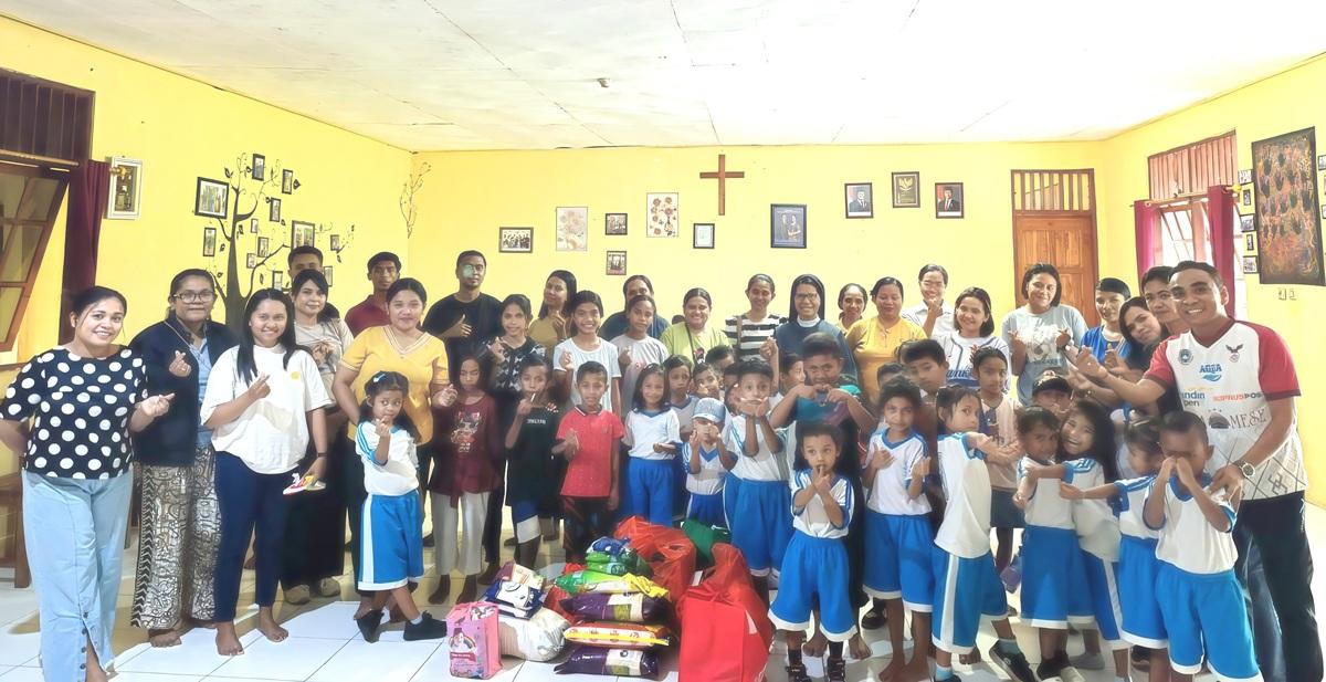 Foto-bersama-keluarga-TKK-Santo-Kristoforus-Rote-Ndao-dan-Panti-Asuhan-Yayasan-Mercy-Indonesia.jpg
