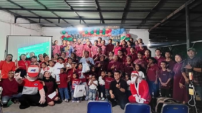 Foto-bersama-keluarga-besar-JNE-Kupang-bersama-anak-anak-Panti-Asuhan-Holly-Angel.jpg