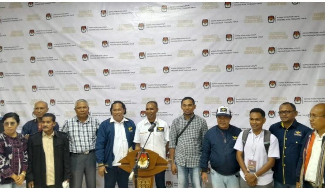 Foto-bersama-pengurus-Partai-Garuda-NTT-saat-mendaftar-ke-KPU.jpg