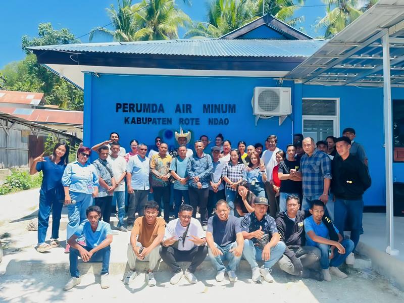 Foto-bersama-pimpinan-dan-staf-Perumda-Air-minum-Rote-Ndao.jpg