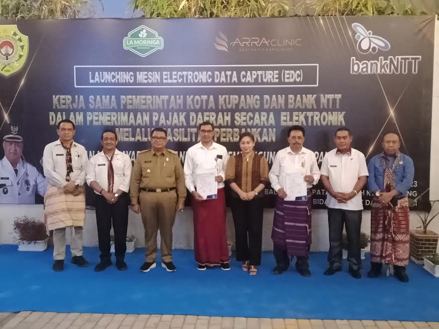 Foto-bersama-usai-launching-penggunaan-mesin-EDC.jpg