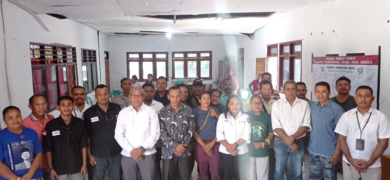 Foto-bersama-usai-sosialisasi-bagi-pemilih-pemula-di-Desa-Oebelo.jpg