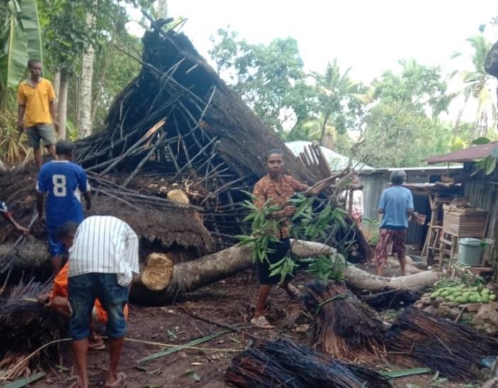 Foto-warga-gotong-royong-membantu-membersihkan-ranting-pohon.jpg