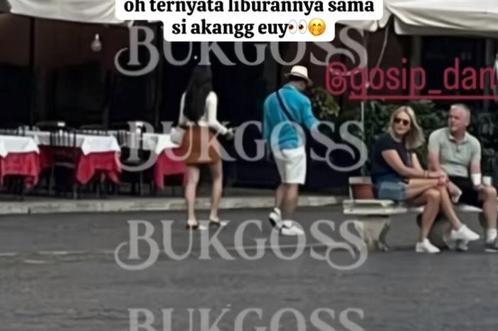 Heboh Foto Pria dan Wanita Jalan Bareng Diduga Ridwal Kamil dan Aura Kasih,Sang PriaPake Topi Fedora