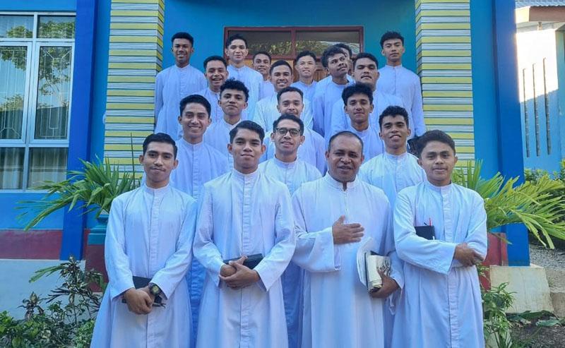 Para Frater Mahasiswa Unwira Kupang Gelar Konser Trans Timor Barat di Tiga Kota