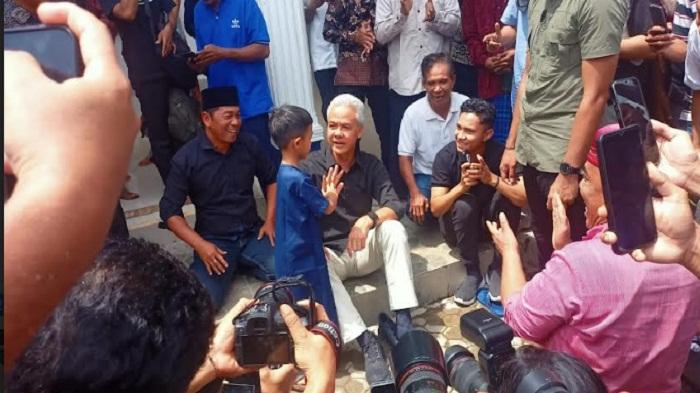 Ganjar Pranowo Kampanye di Kupang, Ramah Saat Ajak Warga Berbincang dan Berselfie