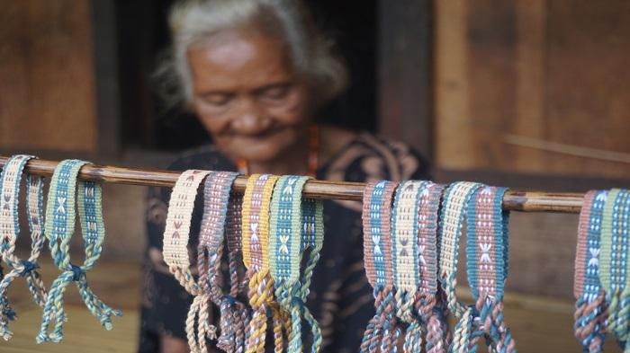 Gelang Tenun Bernilai Budaya Tinggi di Kampung Adat Bena Ngada Flores NTT