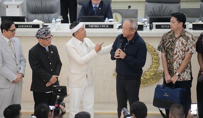 Gubernur-Jawa-Barat-Dedi-Mulyadi-berikan-bonus-ke-Persib.jpg