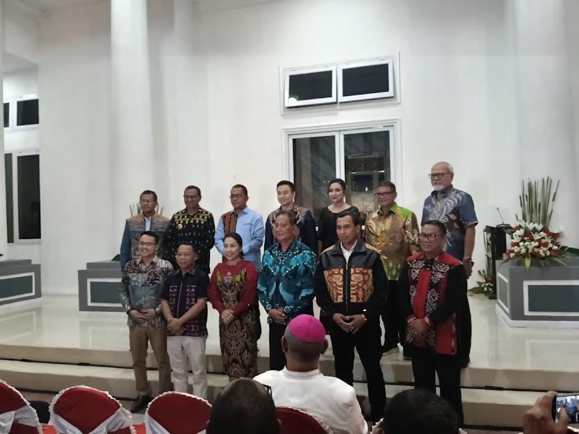 Gubernur-NTT-Meli-Laka-Lena-foto-bersama-Walikota-dan-Wakil-Walikota-Kupang.jpg