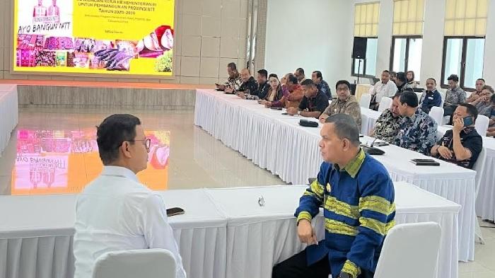 Gubernur-NTT-Melki-Laka-Lena-bersama-para-Kepala-Daerah-di-NTT.jpg