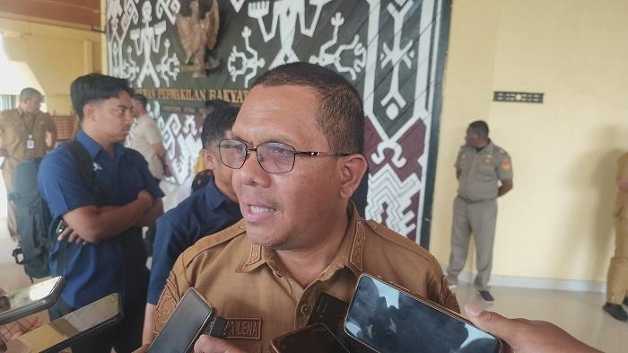 Gubernur-NTT-Melki-Laka-Lena-saat-diwawancarai-mengenai-Pergub-tentang-tunjangan.jpg
