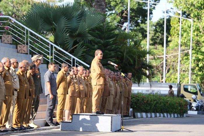 Gubernur-NTT-Melki-Laka-Lena-sedang-memimpin-apel.jpg