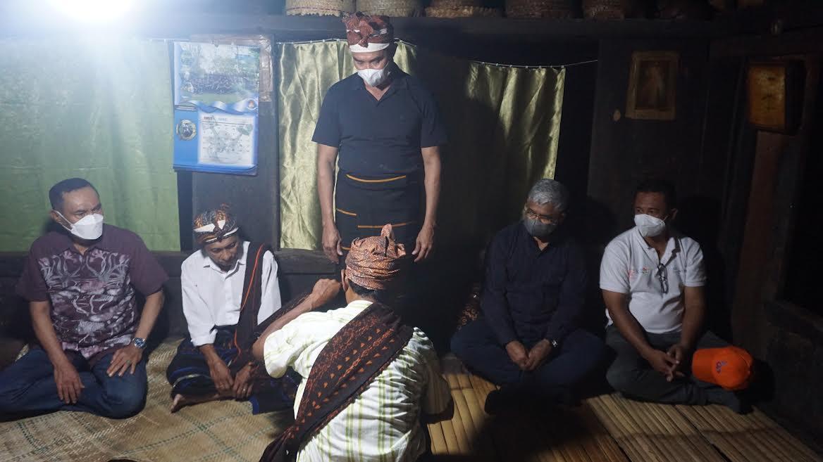 Gubernur NTT, Viktor Bungtilu Laiskodat Menginap di Rumah Warga Kampung Aemalu Ende