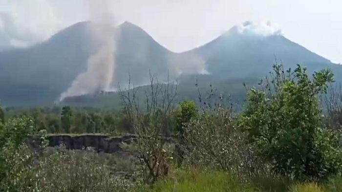 Aliran Lava Gunung Lewotobi Laki-laki Semakin Dekat ke Desa Nurabelen di Flores Timur
