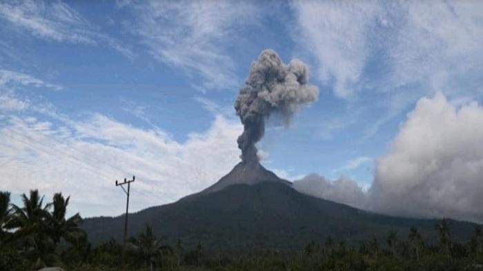 Abu Gunung Lewotobi Laki-laki Landa 8 Desa di Flores Timur, Warga Wajib Bermasker