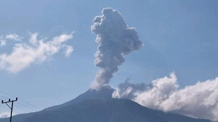 Gunung Lewotobi Kembali Meletus Sebanyak 2 Kali dengan Tinggi Abu Vulkanik Mencapai 1 Km