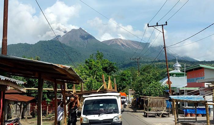 Lewotobi Erupsi : Warga Sekitar Gunung Lewotobi di Flores Timur Butuh Masker