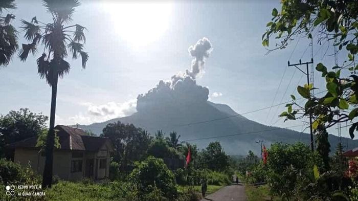 Gunung-Lewotobi-laki-laki-kembali-mengalami-erupsi-di-Desa-Pululera-Kecamatan-Wulanggitang.jpg