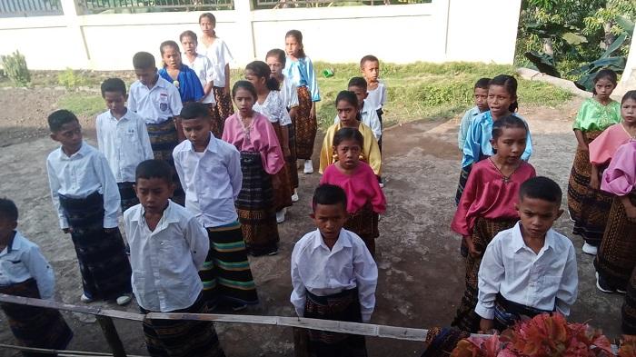 Guru-dan-pelajar-SDK-Wolokota-Kecamatan-Ndona-Kabupaten-Ende.jpg