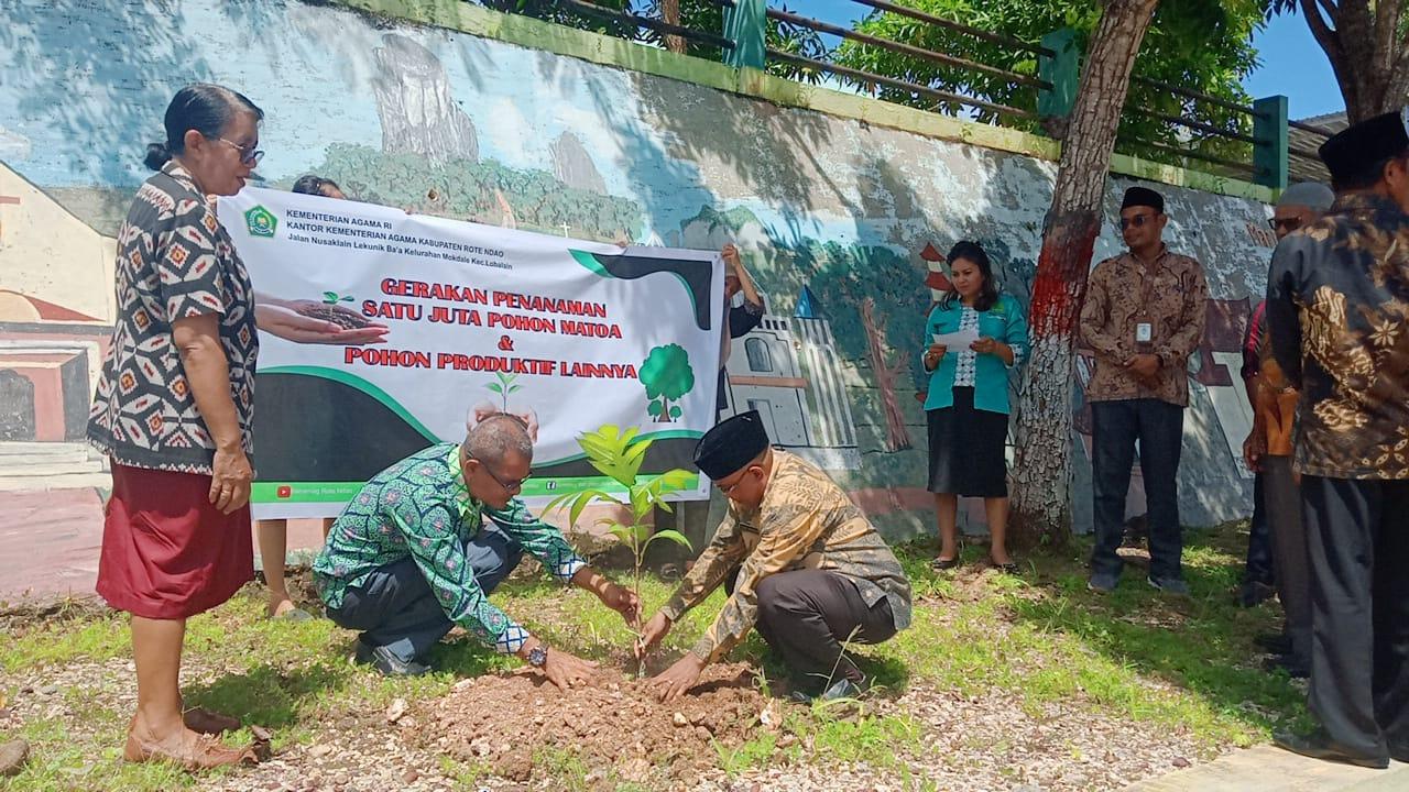 Hari-bumi-tanam-pohon-di-rote.jpg