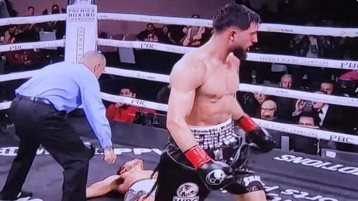 Hasil-Tinju-Dunia-Sebastian-Fundora-Terkapar-Setelah-Mendapat-Pukulan-Brian-Mendoza.jpg