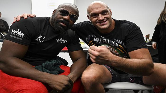 Hasil Tinju Dunia, Seusai Berduel Tyson Fury Kunjungi Derek Chisora, Ngobrol dan Makan Roti Bersama