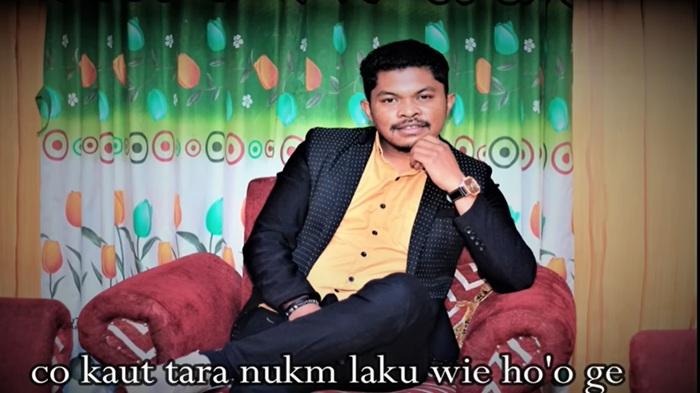 Hendriq-Malasaho-membawakan-lagu-Hitu-Kin-Molasn-00.jpg