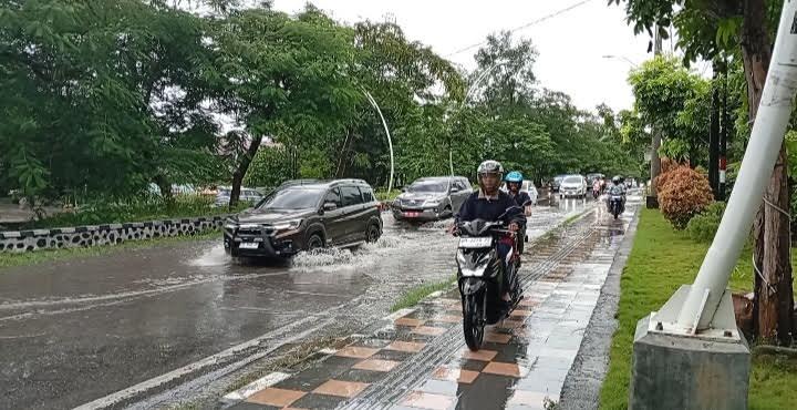 Hujan-lebat-menyebabkan-Geangan-air-setinggi-lutut-di-Jalan-Frans-Seda-Kota-Kupang-NTT.jpg