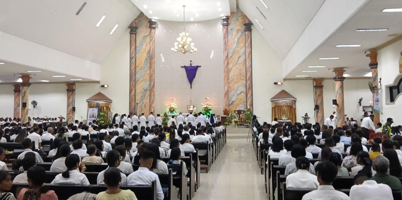 Melalui Prosesi Basuh Kaki, Umat di Waingapu Diajak Meneladani Kasih Yesus