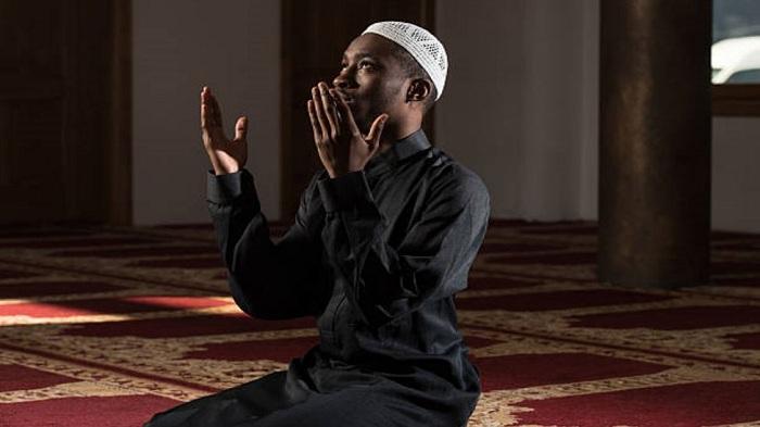 Ilustrasi-membaca-doa-setelah-sholat-fardhu-maupun-sholat-Sunnah.jpg