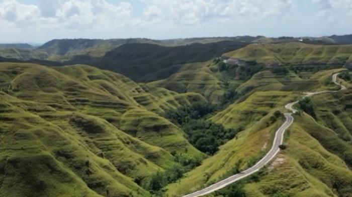 JALAN-TERCANTIK-Jalan-tercantik-di-Indonesia-ada-di-Tana-Rara-Nusa-Tengara-Timur.jpg