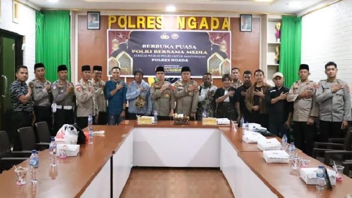 Jajaran-Polres-Ngada-buka-puasa-bersama-media-Kamis-13-Maret-2025.jpg