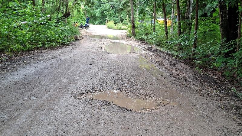 Jalan-Fatukoa-rusak-parah.jpg