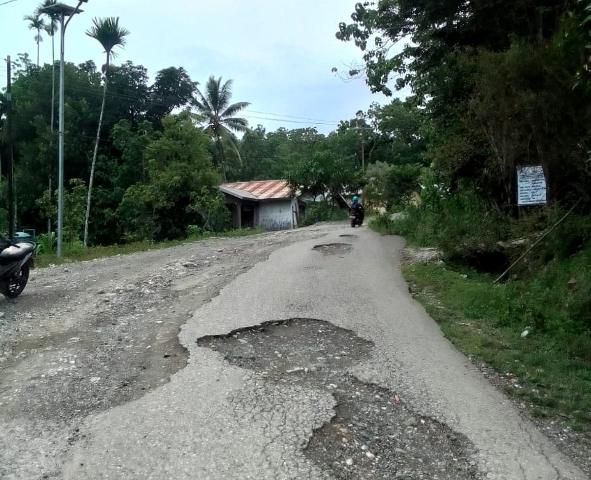 Jalan-rusak-di-TTU.jpg