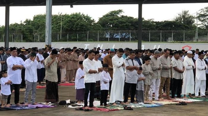Jamaah-dari-wilayah-Kota-Kupang-melaksanakan-salat-id-di-Lanud-El-Tari-Kupang.jpg