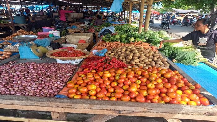 Jelang-lebaran-2023-pedagang-di-Pasar-Alok-di-Sikka-sedang-menjual-barang-dagangannya.jpg
