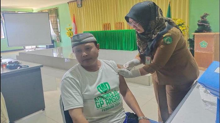 Jemaah-Haji-asa-kabupaten-Ngada-divaksin-sebelum-berangkat-Mekah-di-Aula-Kementerian-Agama-Ngada.jpg