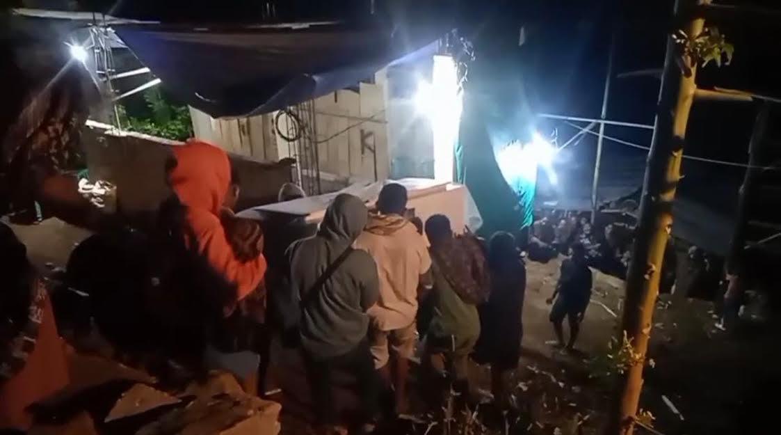 Isak Tangis Keluarga Warnai Kedatangan Jenazah Korban Penyerangan di Heo Puat Sikka - Pos-kupang.com