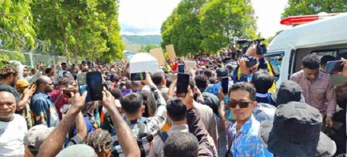 Aksi Lempar Batu Warnai Perarakan Jenazah Lukas Enembe di Sentani, Lalu Lintas Macet Total