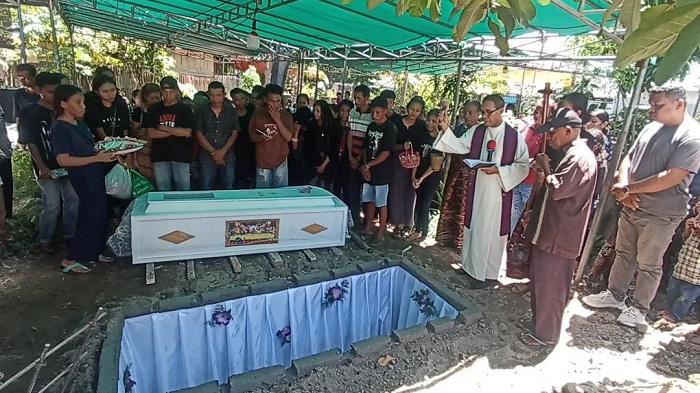 Jenazah-Maria-Yunita-36-ibu-hamil-asal-Kelurahan-Nangameting-Kecamatan-Alok-Timur.jpg