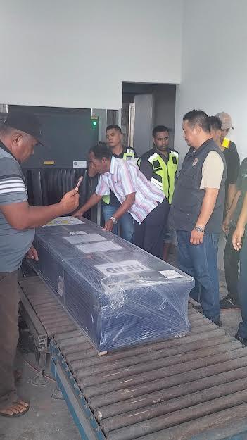 Jenazah-Patris-Kusi-PMI-asal-NTT-yang-meninggal-di-Malaysia-tiba-di-Bandara-El-Tari-Kupang.jpg