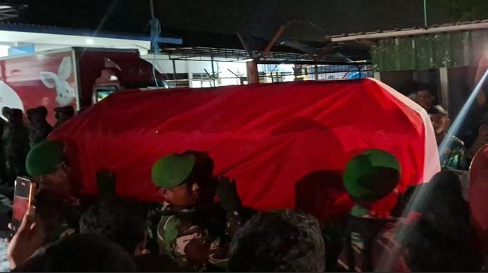Jenazah-Praka-Satria-Taopan-tiba-di-Kupang.jpg