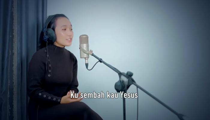 Jessica-Sharon-membawakan-lagu-Yesus-Juruselamatku-00.jpg