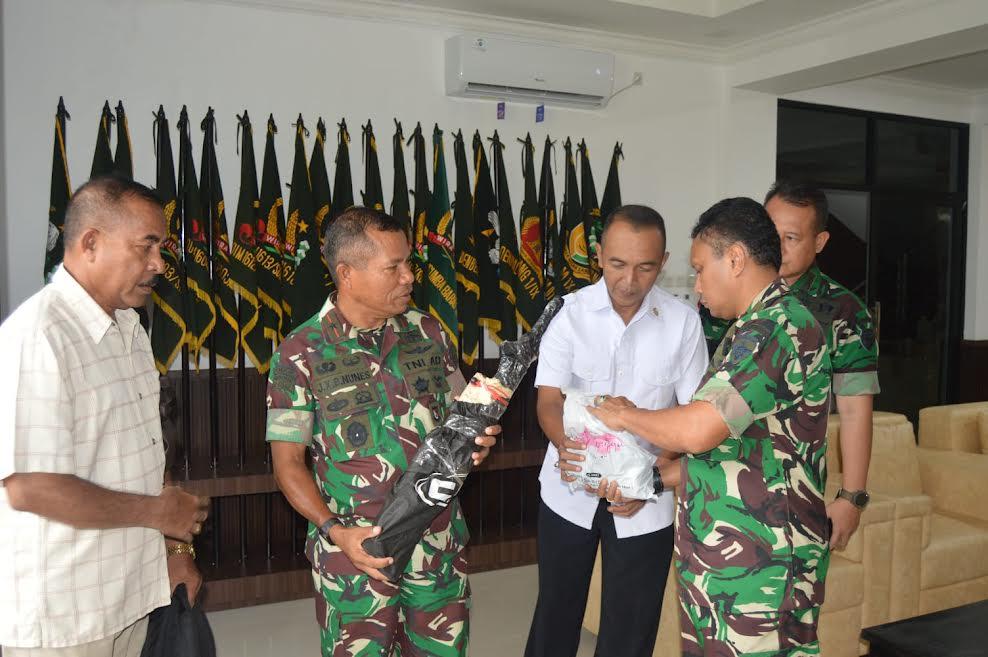 Danrem 161/Wira Sakti Kupang Terima Senjata Api M16 A1 Dari Warga Perbatasan